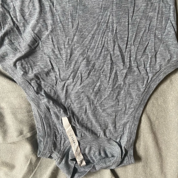 GRAY LULU CROP TOP HIGH NECK SIZ SIX - Picture 1 of 2